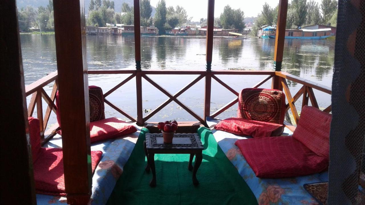 Houseboat Dunhill Bed & Breakfast Srinagar  Bagian luar foto