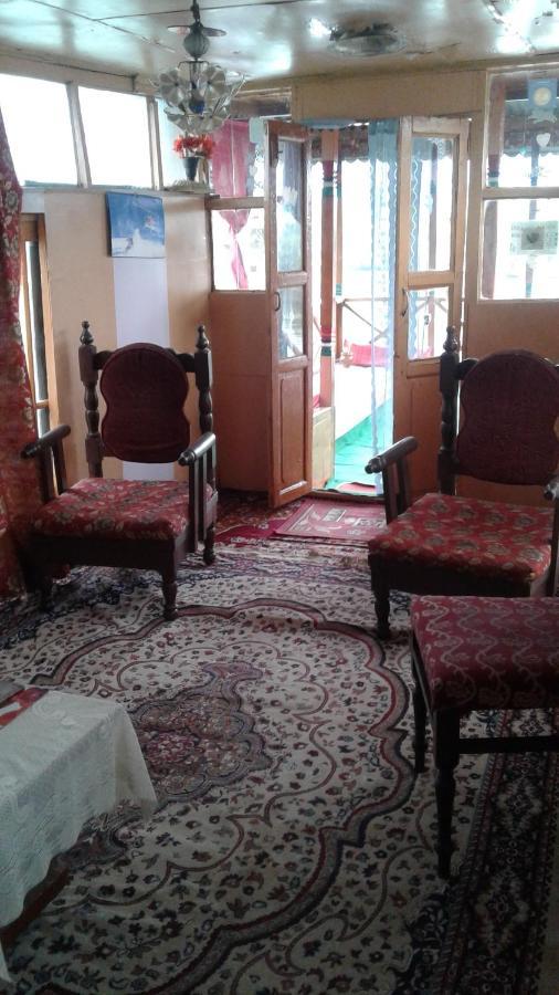 Houseboat Dunhill Bed & Breakfast Srinagar  Bagian luar foto