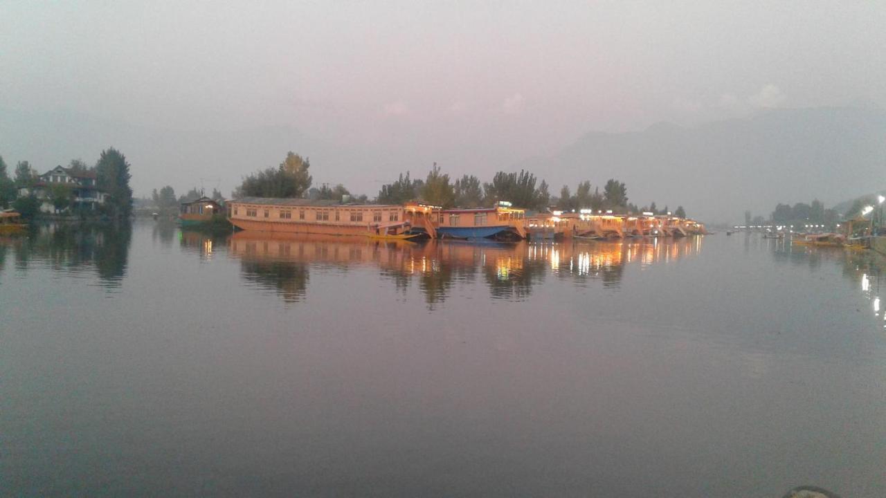 Houseboat Dunhill Bed & Breakfast Srinagar  Bagian luar foto