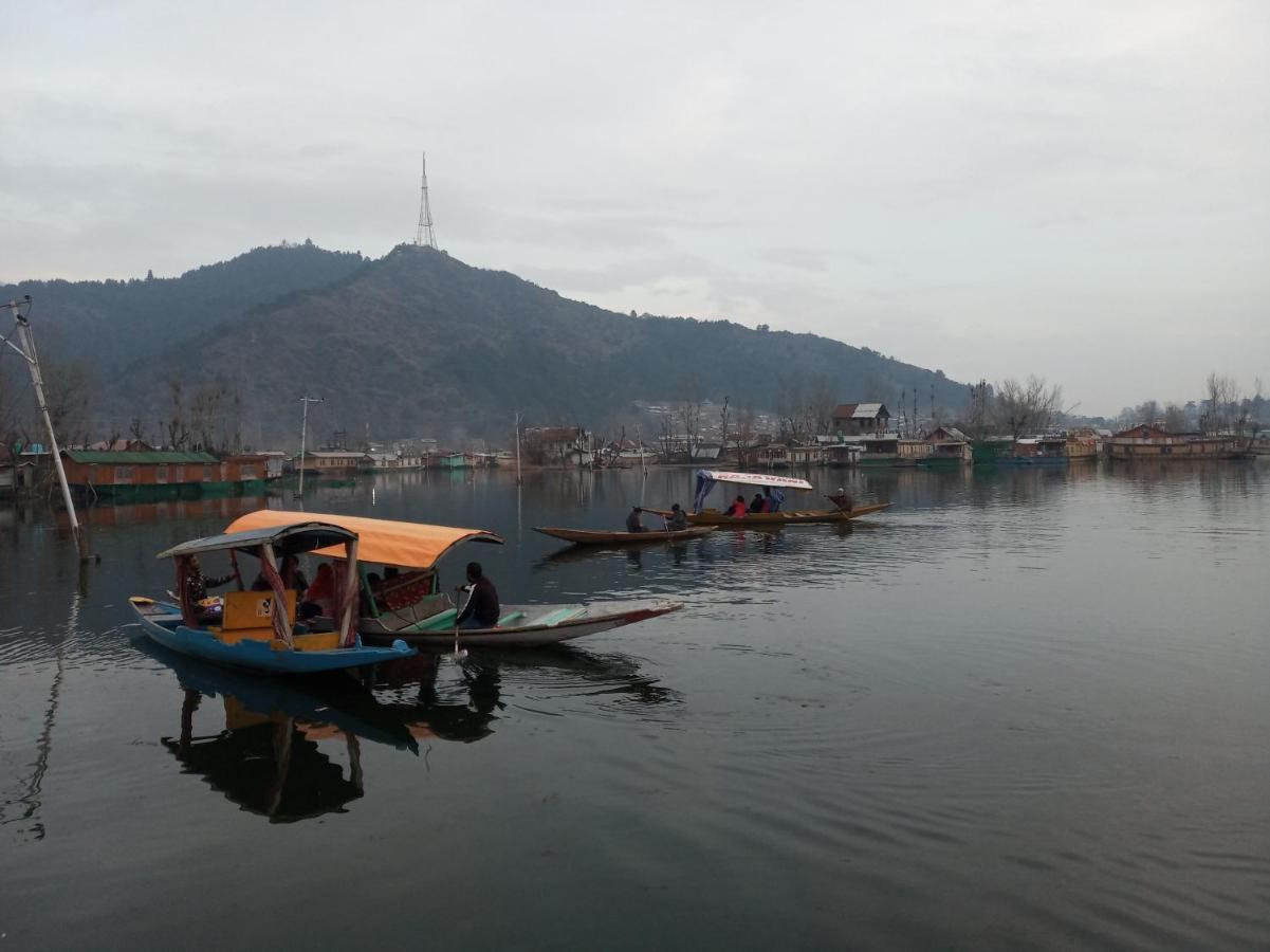 Houseboat Dunhill Bed & Breakfast Srinagar  Bagian luar foto