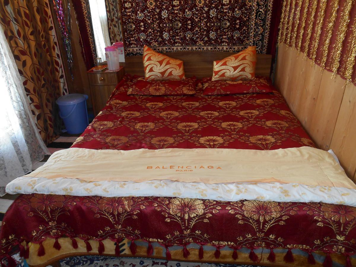 Houseboat Dunhill Bed & Breakfast Srinagar  Bagian luar foto
