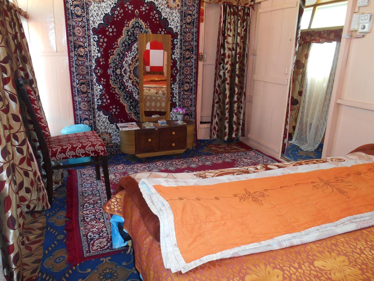 Houseboat Dunhill Bed & Breakfast Srinagar  Bagian luar foto