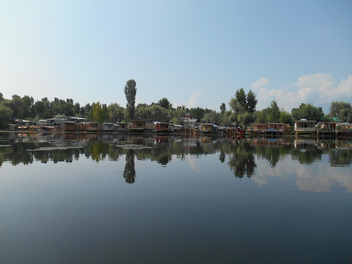 Houseboat Dunhill Bed & Breakfast Srinagar  Bagian luar foto