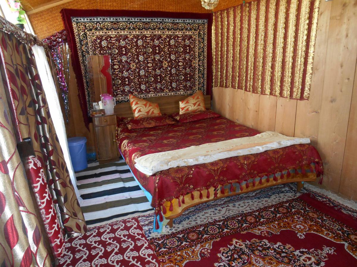 Houseboat Dunhill Bed & Breakfast Srinagar  Bagian luar foto