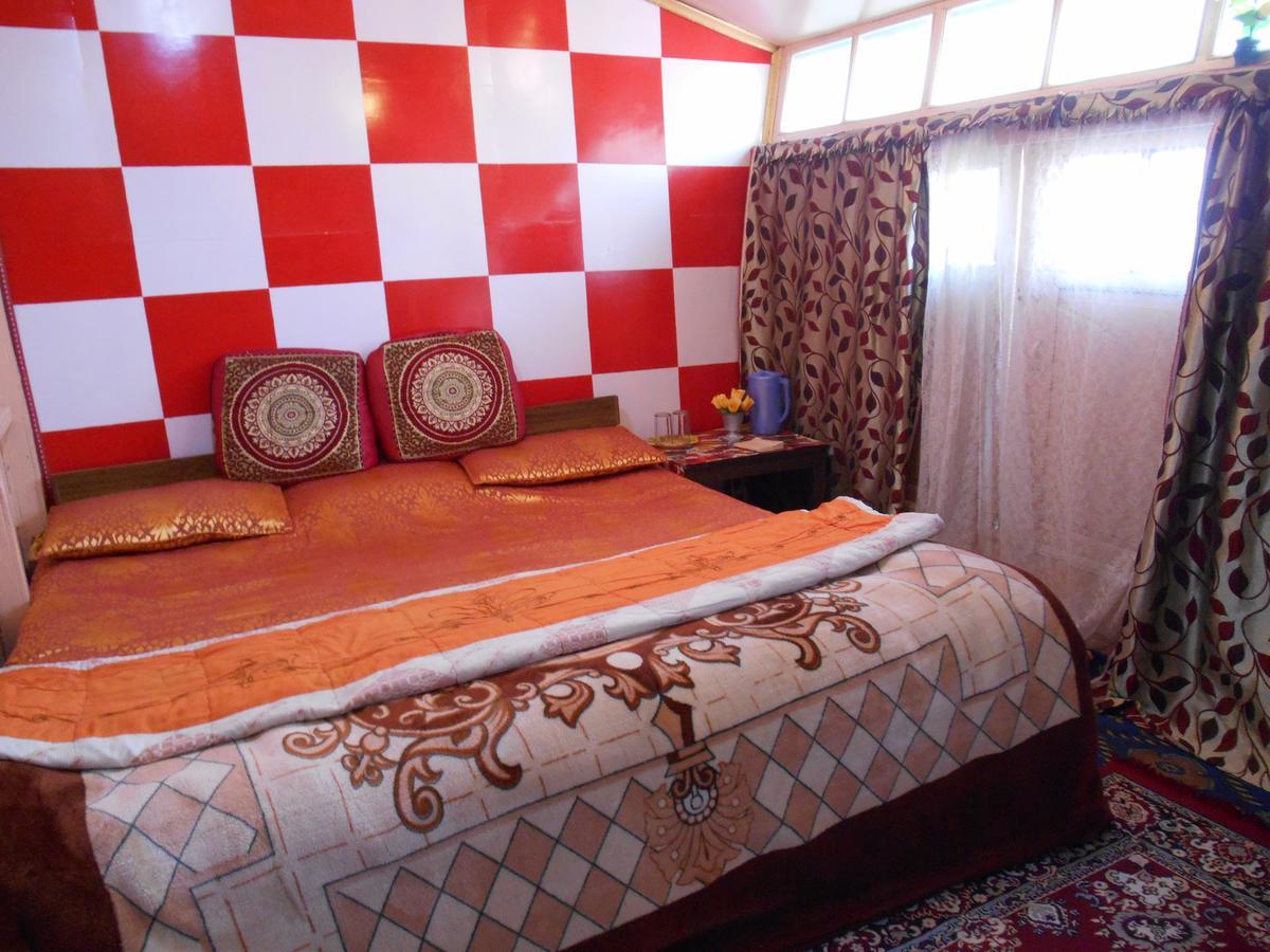 Houseboat Dunhill Bed & Breakfast Srinagar  Bagian luar foto