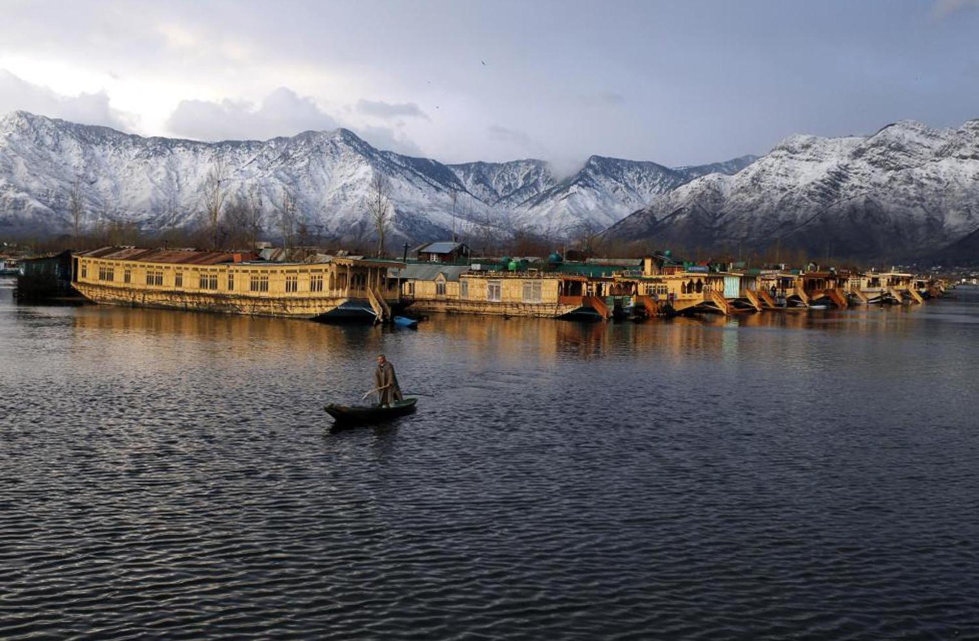 Houseboat Dunhill Bed & Breakfast Srinagar  Bagian luar foto